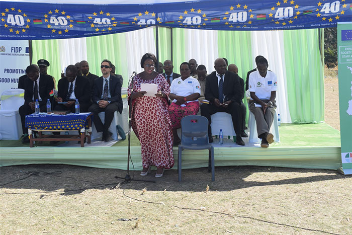 The Deputy Country Director for Oxfam Miss Lingalireni Mihowa acknowledging the financial support from the EU through the GoM for the implementation of the SUN project. She pledged OXFAM commitment and asked for stakeholders’ support towards the successful implementation in the targeted TAs of Salima, Dowa, Nkhotakota and Lilongwe. The Deputy Country Director for Oxfam Miss Lingalireni Mihowa acknowledging the financial support from the EU through the GoM for the implementation of the SUN project. She pledged OXFAM commitment and asked for stakeholders’ support towards the successful implementation in the targeted TAs of Salima, Dowa, Nkhotakota and Lilongwe.
